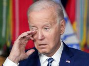 Майкл Мур: То, что делают с Байденом — жестокое обращение с пожилыми людьми Майкл Мур: То, что делают с Байденом — жестокое обращение с пожилыми людьми