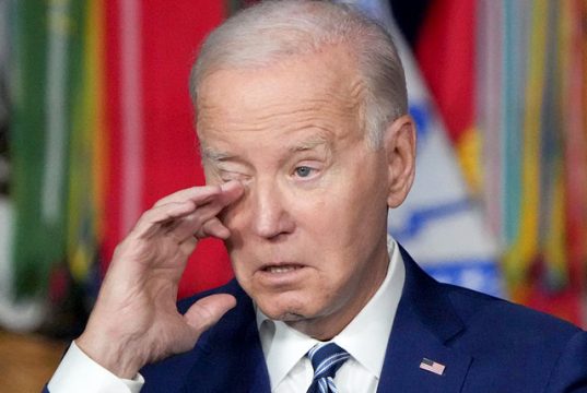 Майкл Мур: То, что делают с Байденом — жестокое обращение с пожилыми людьми Майкл Мур: То, что делают с Байденом — жестокое обращение с пожилыми людьми