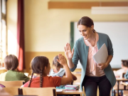 В итальянских школах запретили мобильники и вернули бумажные дневники