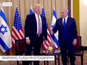 Трамп публично отказался пожимать руку премьеру Израиля Трамп публично отказался пожимать руку премьеру Израиля