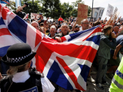 Гнойник Британии лопнул: Улицы заполнили насилие и хаос