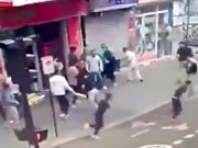 В Париже наступили российские 90-е В Париже наступили российские 90-е