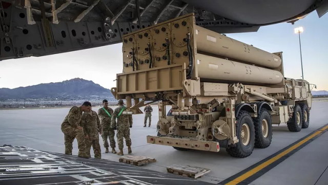 Пусковая установка системы противоракетной обороны THAAD армии США во время транспортировки. Архивное фото