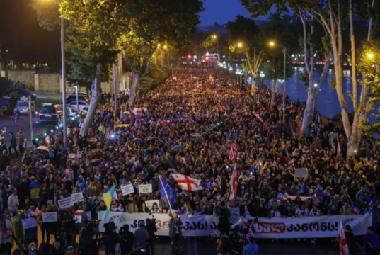 Десятки тысяч демонстрантов вышли в поддержку «Грузинской мечты» в Тбилиси