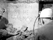 Обстановка в Одессе: некие молодчики фоткаются со свастикой прямо в центре города Обстановка в Одессе: некие молодчики фоткаются со свастикой прямо в центре города