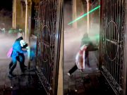 Ломать ворота парламента, стоя под струёй воды, не понравилось участникам беспорядков в Грузии Ломать ворота парламента, стоя под струёй воды, не понравилось участникам беспорядков в Грузии