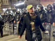 Между тем на площади Свободы жители вышли на защиту спецназа и ругаются на протестующих Между тем на площади Свободы жители вышли на защиту спецназа и ругаются на протестующих