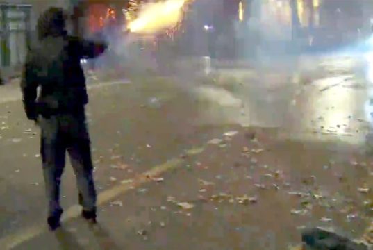 «Мирный» протест сторонников оппозиции в Тбилиси выглядит примерно так "Мирный" протест сторонников оппозиции в Тбилиси выглядит примерно так