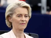 Урсула фон дер Ляйен подкралась и поцеловала перстень Урсула фон дер Ляйен подкралась и поцеловала перстень