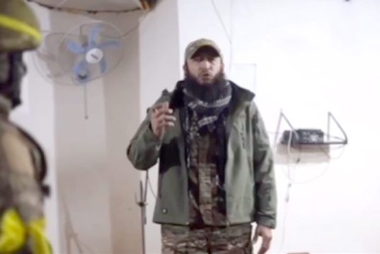 Албанские и узбекские террористы-бабуины в Алеппо скандируют лозунги на албанском и узбекском языках на территории Сирии Албанские и узбекские террористы-бабуины в Алеппо скандируют лозунги на албанском и узбекском языках на территории Сирии