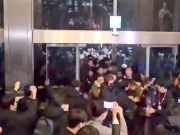 Столкновения с силовиками начались у входа в Национальное собрание Республики Корея Столкновения с силовиками начались у входа в Национальное собрание Республики Корея