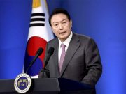 Лидер правящей партии Южной Кореи заявил, что президент обязался досрочно уйти со своего поста Лидер правящей партии Южной Кореи заявил, что президент обязался досрочно уйти со своего поста