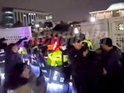 В Южной Корее по подозрению в госизмене арестован бывший министр обороны — президент Юн Сок Ель взят под стражу В Южной Корее по подозрению в госизмене арестован бывший министр обороны — президент Юн Сок Ель взят под стражу