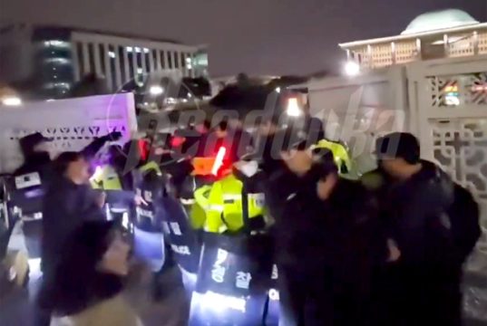 В Южной Корее по подозрению в госизмене арестован бывший министр обороны — президент Юн Сок Ель взят под стражу В Южной Корее по подозрению в госизмене арестован бывший министр обороны — президент Юн Сок Ель взят под стражу