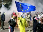 Протестующие в Тбилиси пошли на обострение и жгут мосты Протестующие в Тбилиси пошли на обострение и жгут мосты