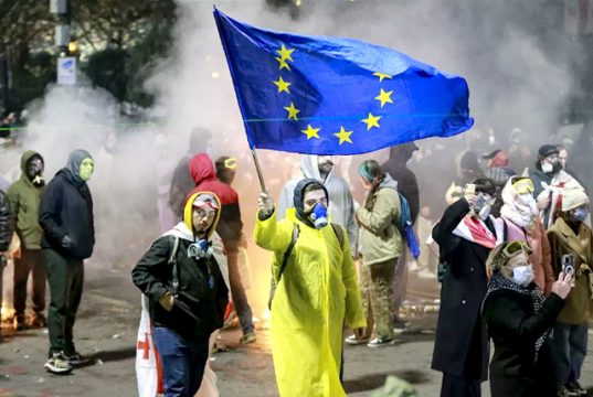 Протестующие в Тбилиси пошли на обострение и жгут мосты Протестующие в Тбилиси пошли на обострение и жгут мосты