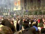 «Мирные» протестующие устроили в Тбилиси настоящий хаос "Мирные" протестующие устроили в Тбилиси настоящий хаос