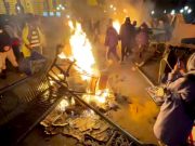 Третью ночь подряд протестующие строят баррикады и жгут костры у здания оперного театра на проспекте Руставели Третью ночь подряд протестующие строят баррикады и жгут костры у здания оперного театра на проспекте Руставели