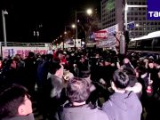 Толпа граждан, протестующих против введения в Южной Корее военного положения, собралась перед зданием парламента Толпа граждан, протестующих против введения в Южной Корее военного положения, собралась перед зданием парламента