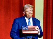 Дональд Трамп получил премию «Патриот года» по версии платформы Fox Nation Дональд Трамп получил премию "Патриот года" по версии платформы Fox Nation