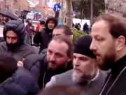 Протестующие сторонники оппозиции ворвались в храм на проспекте Чавчавадзе Протестующие сторонники оппозиции ворвались в храм на проспекте Чавчавадзе