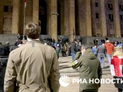 Мужчина с нашивками ВСУ пришел на митинг оппозиции у парламента в Тбилиси Мужчина с нашивками ВСУ пришел на митинг оппозиции у парламента в Тбилиси