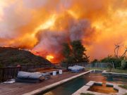 Бен Аффлек сидит в автомобиле и смотрит, как горит его особняк Бен Аффлек сидит в автомобиле и смотрит, как горит его особняк