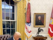 Дональд знал, что в первый день на службе у американского народа одной авторучки может и не хватить Дональд знал, что в первый день на службе у американского народа одной авторучки может и не хватить