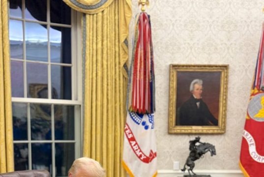 Дональд знал, что в первый день на службе у американского народа одной авторучки может и не хватить Дональд знал, что в первый день на службе у американского народа одной авторучки может и не хватить