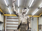 Бронзовая статуя Трампа в натуральную величину была открыта перед инаугурацией Бронзовая статуя Трампа в натуральную величину была открыта перед инаугурацией