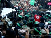 ХАМАС выдал Израилю трех заложниц в рамках перемирия. Фото дня ХАМАС выдал Израилю трех заложниц в рамках перемирия. Фото дня