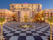 Зеленский сидит в Эмирейтс Палас в Абу-Даби Зеленский сидит в Эмирейтс Палас в Абу-Даби