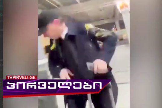 Экс-премьера Грузии, лидера оппозиционной партии «За Грузию» Георгия Гахария забросали яйцами в тбилисском аэропорту Экс-премьера Грузии, лидера оппозиционной партии "За Грузию" Георгия Гахария забросали яйцами в тбилисском аэропорту