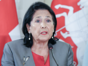 На глазах у охраны и полиции: Зурабишвили закидали яйцами в аэропорту Тбилиси