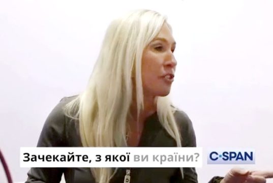 Конгрессвумен-трампистка Тейлор Грин «послала» журналистку британского телеканала Sky News, когда она пыталась задать вопрос об утечке из секретного чата в Signal Конгрессвумен-трампистка Тейлор Грин «послала» журналистку британского телеканала Sky News, когда она пыталась задать вопрос об утечке из секретного чата в Signal