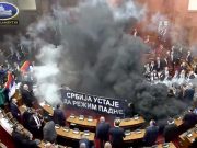 В парламенте Сербии депутаты подрались и забросали друг друга дымовыми шашками и фаерами В парламенте Сербии депутаты подрались и забросали друг друга дымовыми шашками и фаерами