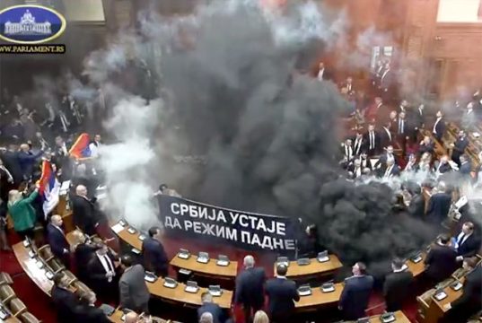 В парламенте Сербии депутаты подрались и забросали друг друга дымовыми шашками и фаерами В парламенте Сербии депутаты подрались и забросали друг друга дымовыми шашками и фаерами
