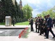 Более 150 зарубежных дипломатов посетили в пятницу церемонию возложения венков к Могиле Неизвестного Солдата в Москве Более 150 зарубежных дипломатов посетили в пятницу церемонию возложения венков к Могиле Неизвестного Солдата в Москве