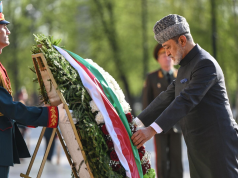Султан Омана возложил венок к Могиле Неизвестного Солдата в Александровском саду