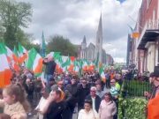 Тысячи людей вчера вышли на улицы столицы Ирландии Дублина, выступая против мигрантов Тысячи людей вчера вышли на улицы столицы Ирландии Дублина, выступая против мигрантов