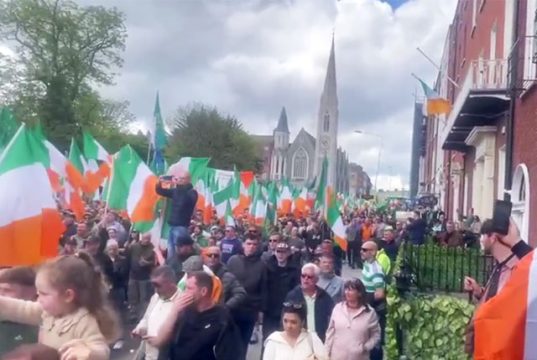 Тысячи людей вчера вышли на улицы столицы Ирландии Дублина, выступая против мигрантов Тысячи людей вчера вышли на улицы столицы Ирландии Дублина, выступая против мигрантов