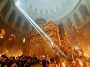 Благодатный огонь сошел в храме Гроба Господня в Иерусалиме Благодатный огонь сошел в храме Гроба Господня в Иерусалиме