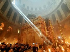 Благодатный огонь сошел в храме Гроба Господня в Иерусалиме Благодатный огонь сошел в храме Гроба Господня в Иерусалиме