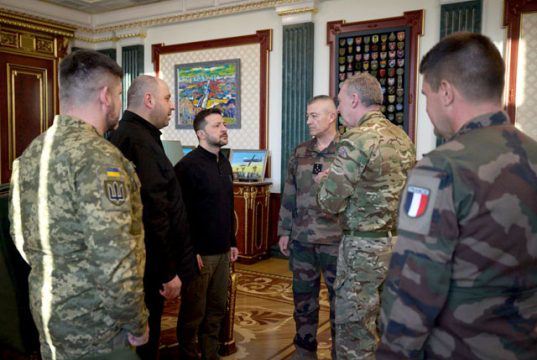 В Киеве проходит встреча украинских военных с начальниками генштабов Великобритании и Франции — Энтони Радакиным и Тьери Бюркаром В Киеве проходит встреча украинских военных с начальниками генштабов Великобритании и Франции - Энтони Радакиным и Тьери Бюркаром