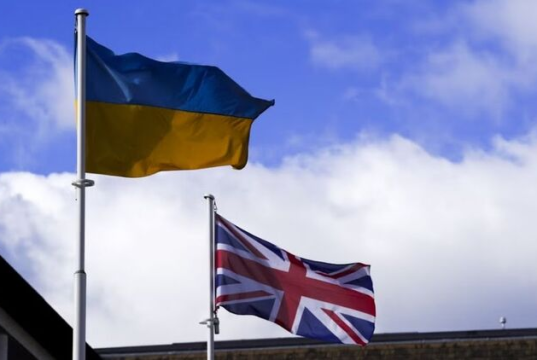 Победившая в Британии партия Reform UK убрала флаги Украины с городских улиц – The Independent