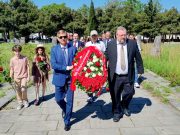 Представители Секции интересов РФ при Посольстве Швейцарии в Грузии возложили цветы у мемориала погибшим в Великой Отечественной войне на Кукийском кладбище в Тбилиси Представители Секции интересов РФ при Посольстве Швейцарии в Грузии возложили цветы у мемориала погибшим в Великой Отечественной войне на Кукийском кладбище в Тбилиси