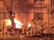 Предположительно, момент попадания одной из ракет в многоэтажку в Тель-Авиве Предположительно, момент попадания одной из ракет в многоэтажку в Тель-Авиве