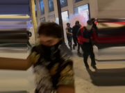 Тысячи болельщиков с палестинскими флагами устроили беспорядки на улицах Парижа. Есть убитые и раненые.