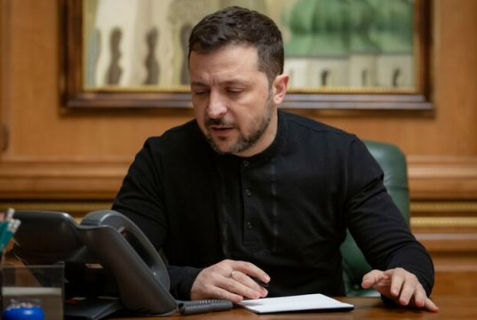 Зеленский провёл телефонный разговор с Эрдоганом. По словам Зеленского, обсуждалась возможность организации четырёхсторонней встречи на уровне лидеров Украины, России, Турции и Соединенных Штатов.