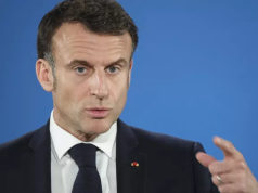 Журналист набросился на Макрона после слов об атаках Израиля